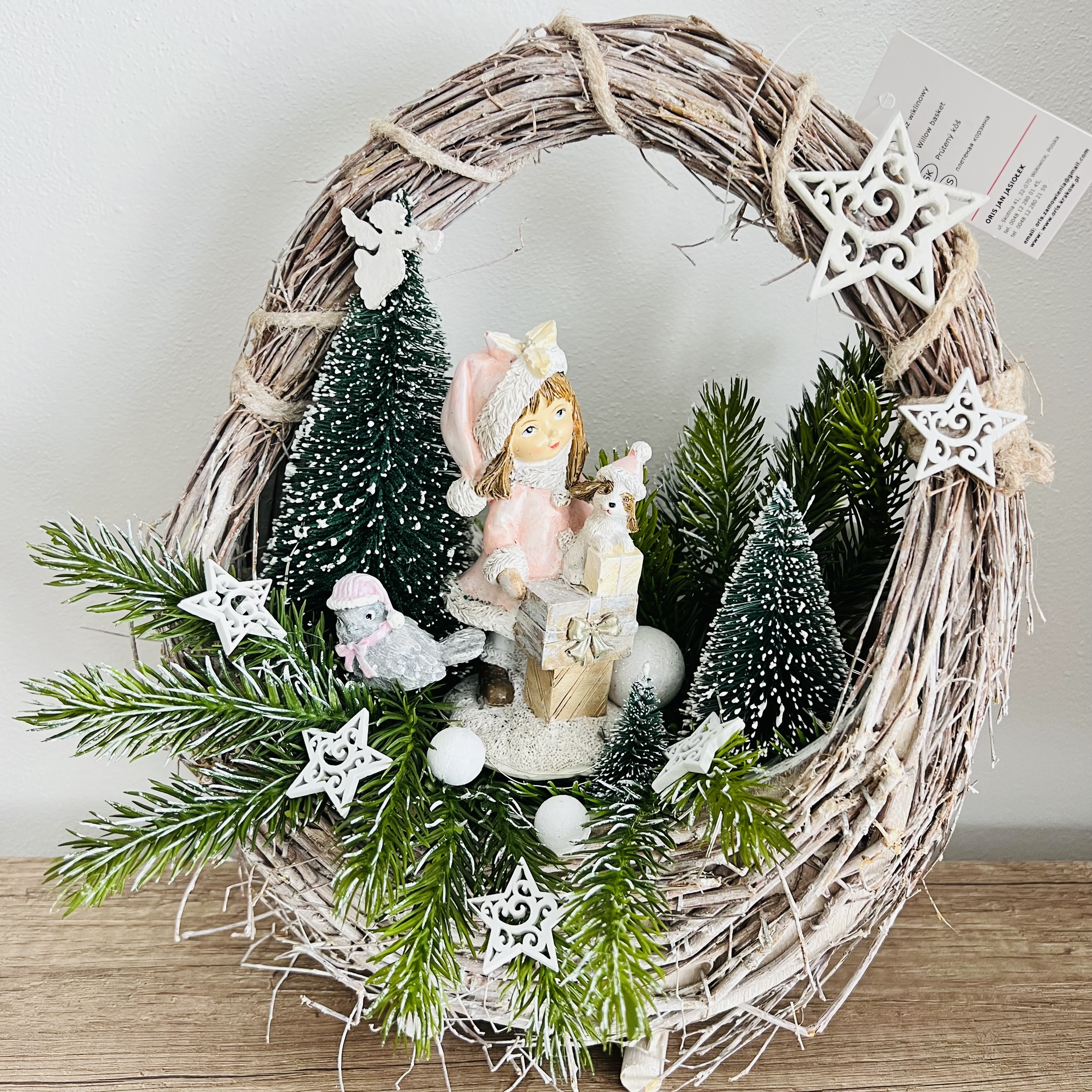ZIMNÍ DEKORACE KOŠÍK ZDOBENÝ S OSVĚTLENÍM A FIGURKOU DÍVKY 