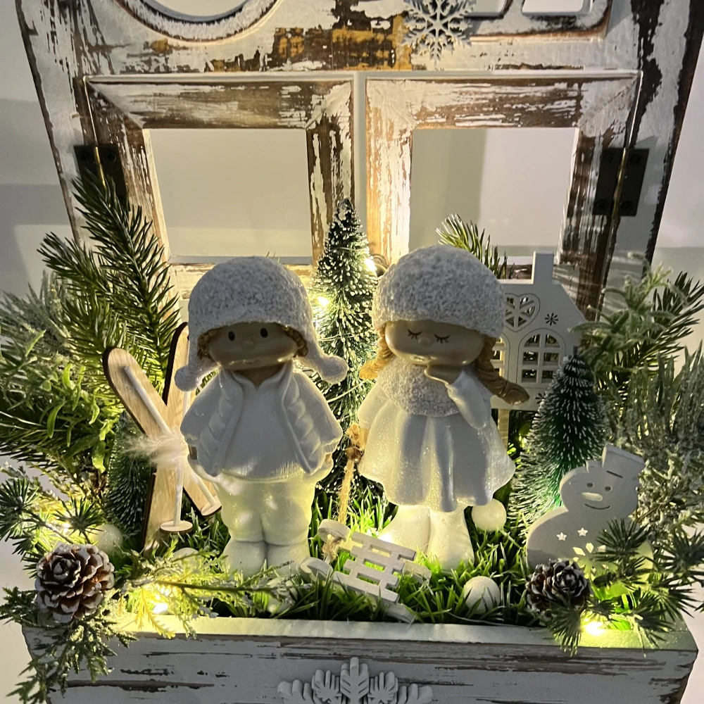 ZIMNÍ DEKORACE TRUHLÍK ZDOBENÝ S OSVĚTLENÍM