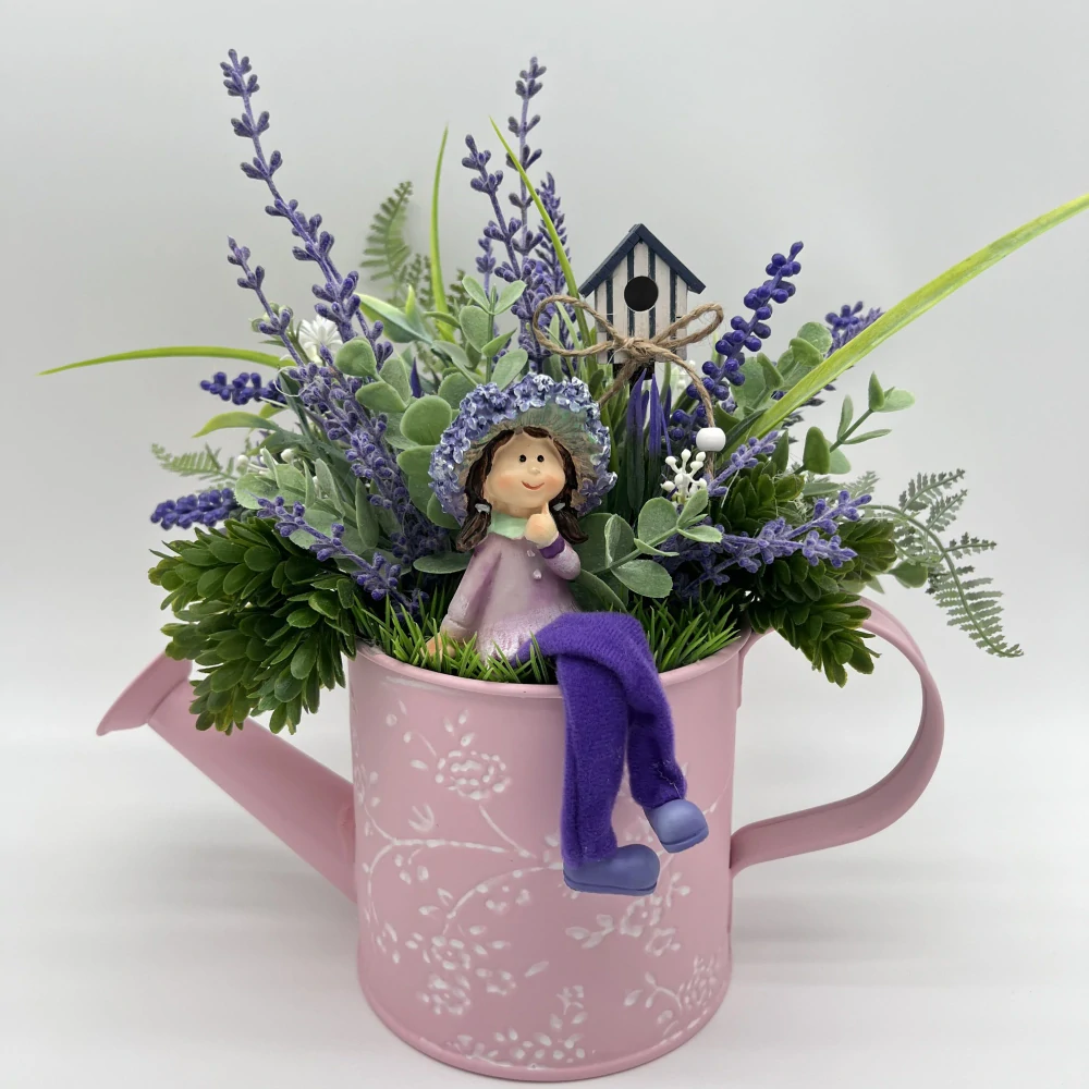DEKORACE RŮŽOVÁ KONVIČKA ZDOBENÁ UMĚLÝMI KVĚTY A FIGURKOU 