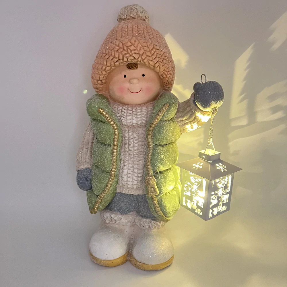 ZIMNÍ DEKORACE FIGURKA CHLAPCE S LED LUCERNOU