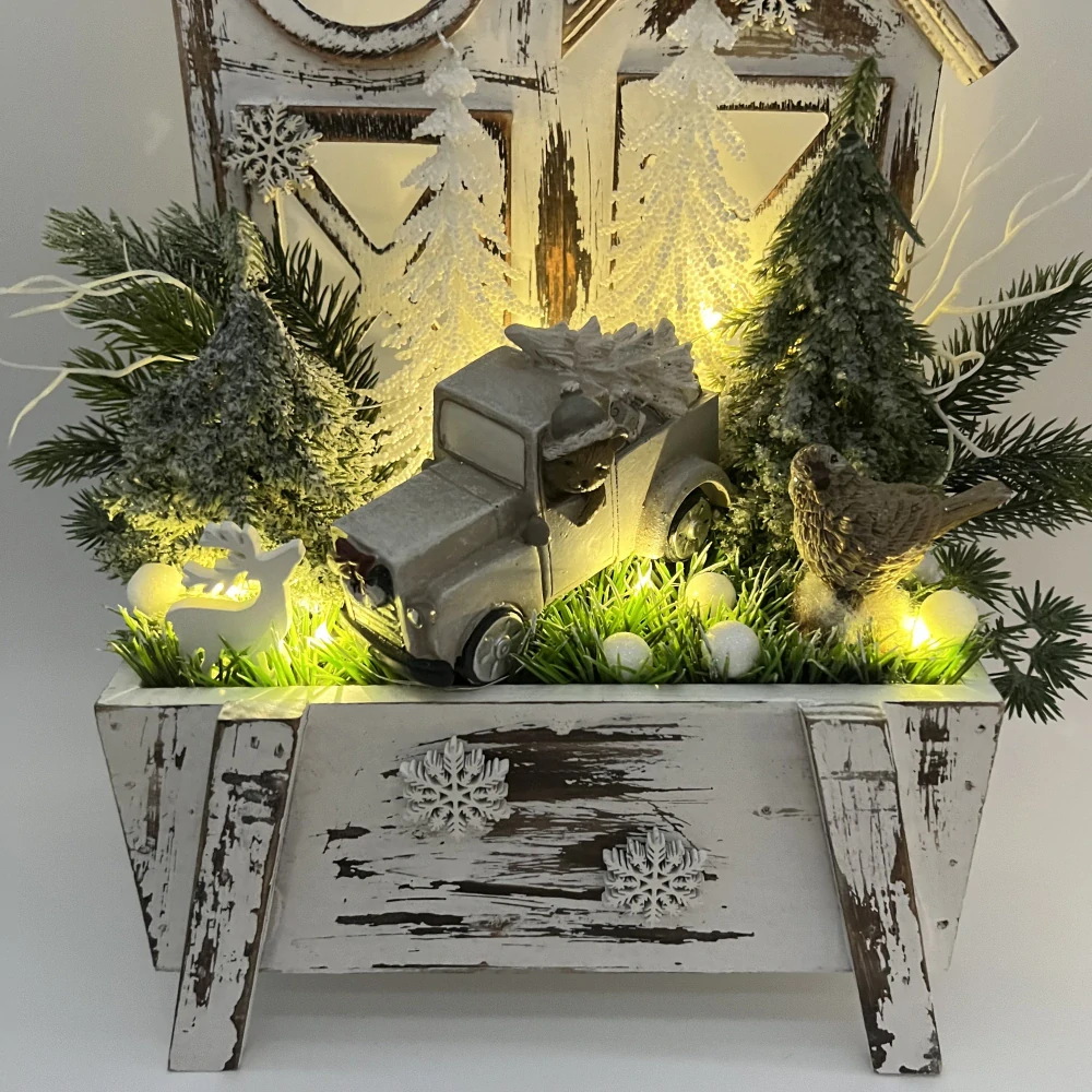 ZIMNÍ DEKORACE TRUHLÍK ZDOBENÝ S OSVĚTLENÍM 