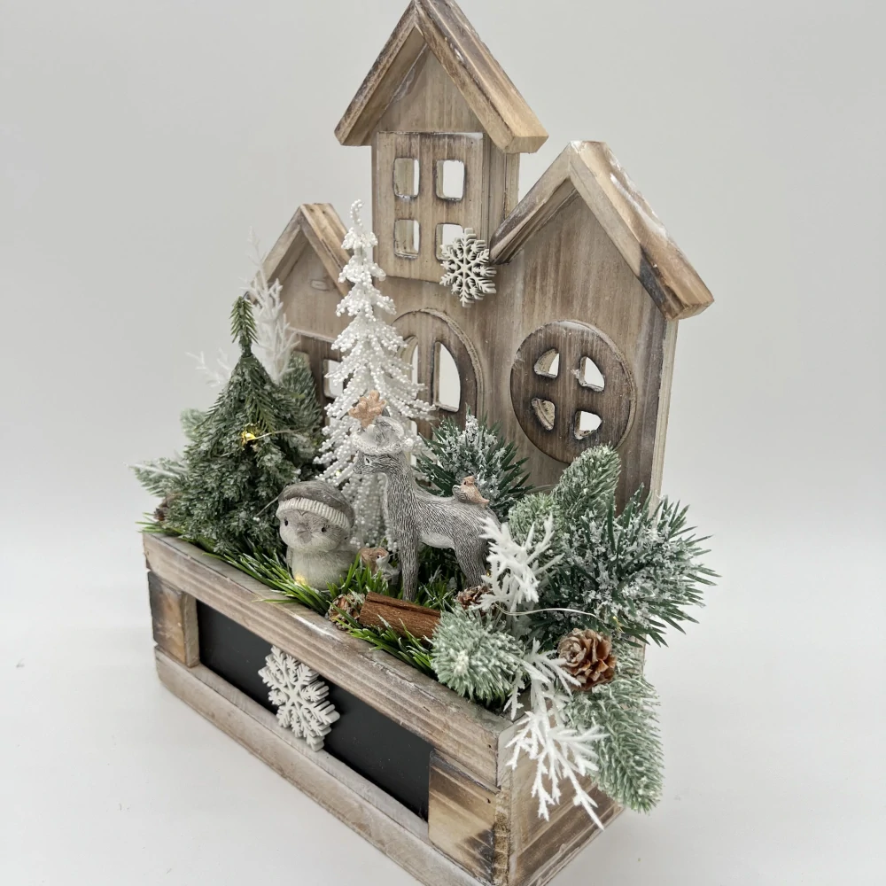 ZIMNÍ DEKORACE TRUHLÍK ZDOBENÝ S OSVĚTLENÍM 