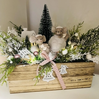 ZIMNÍ DEKORACE TRUHLÍK ZDOBENÝ S OSVĚTLENÍM 