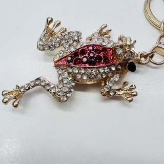 KOVOVÝ PŘÍVĚSEK NA KABELKU - ŽÁBA