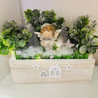 ZIMNÍ DEKORACE TRUHLÍK ZDOBENÝ UMĚLÝMI KVĚTY A FIGURKOU 