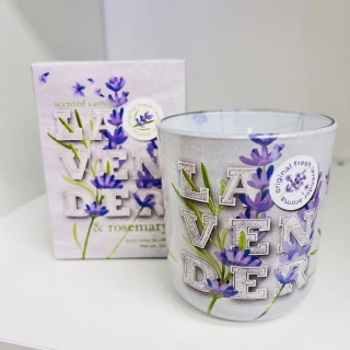 SVÍČKA VE SKLE S MOTIVEM A VŮNÍ LEVANDULE