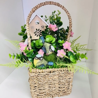 DEKORACE JARNÍ KOŠÍK ZDOBENÝ UMĚLÝMI KVĚTY A PTÁČKY