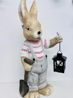 DEKORACE JARNÍ FIGURA ZAJÍCE CHLAPCE S LUCERNOU