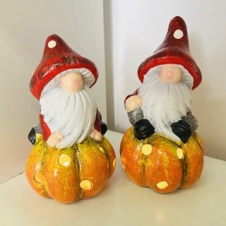 DEKORACE TRPASLÍK SEDÍCÍ NA DÝNI S OSVĚTLENÍM - MIX MOTIVU