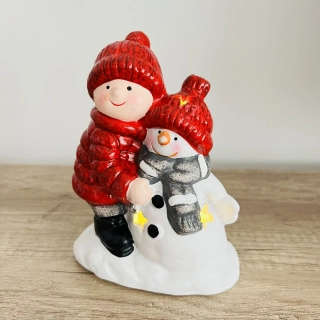 DEKORACE KERAMICKÁ FIGURKA CHLAPCE SE SNĚHULÁKEM A LED OSVĚTLENÍM