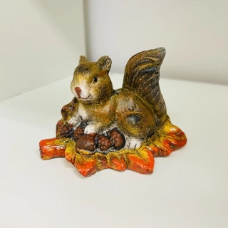 DEKORACE PODZIMNÍ VEVERKA NA LISTU