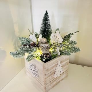 DEKORACE ZIMNÍ TRUHLÍK ZDOBENÝ S OSVĚTLENÍM 
