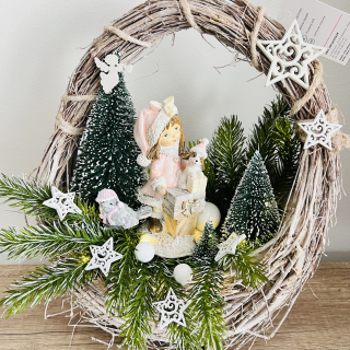 ZIMNÍ DEKORACE KOŠÍK ZDOBENÝ S OSVĚTLENÍM A FIGURKOU DÍVKY 