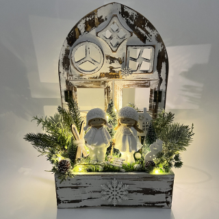 ZIMNÍ DEKORACE TRUHLÍK ZDOBENÝ S OSVĚTLENÍM