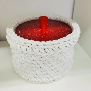 HÁČKOVANÝ KOŠÍK S VÍKEM