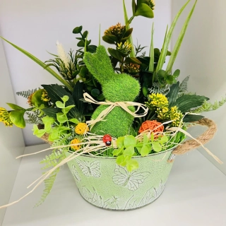 JARNÍ DEKORACE KOŠÍK ZDOBENÝ UMĚLÝMI KVĚTY A ZAJÍČKEM