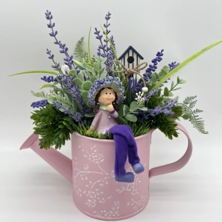 DEKORACE RŮŽOVÁ KONVIČKA ZDOBENÁ UMĚLÝMI KVĚTY A FIGURKOU 
