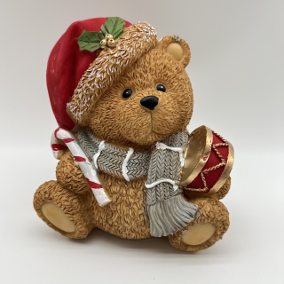 DEKORACE FIGURKA SEDÍCÍHO MEDVÍDKA 