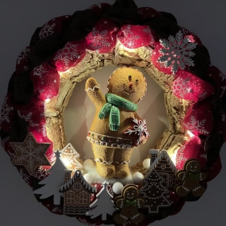 ZIMNÍ DEKORACE VĚNEČEK NA DVEŘE S FIGURKOU A OSVĚTLENÍM