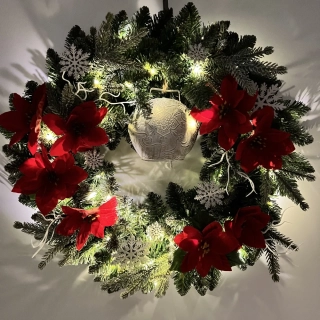 ❤️ Svítící vánoční věnec „Červená elegance se zvonkem“