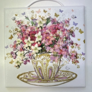 🌸 Zdobená keramická dlaždice – Květinový šálek s motýlky 🦋✨