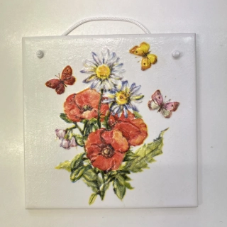 🌼 Zdobená keramická dlaždice – Louka s vlčími máky 🦋✨