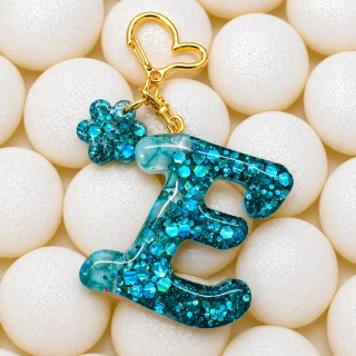 🛍️ Klíčenka písmeno „E“ – ocean sparkle 🌊✨