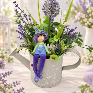 🌿💜 Jarní dekorace v kovové konvičce s chlapečkem 💜🌿
