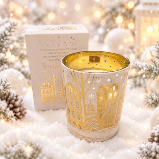 🕯️ Vonná svíčka Winter Town – sójový vosk, dřevěný knot